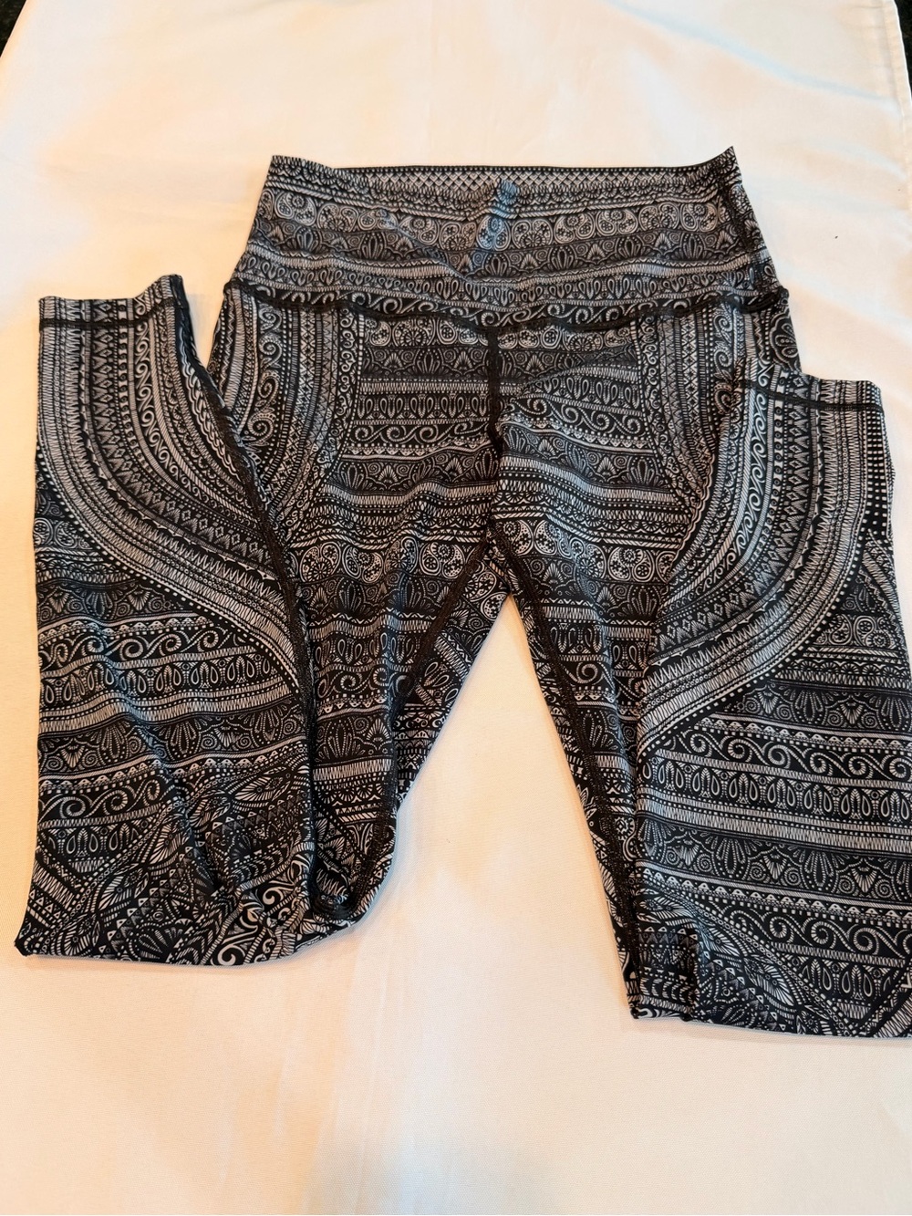 Lululemon Wunder Under Hi Rise Black & White Mandala Style Pattern Legging Sz 10